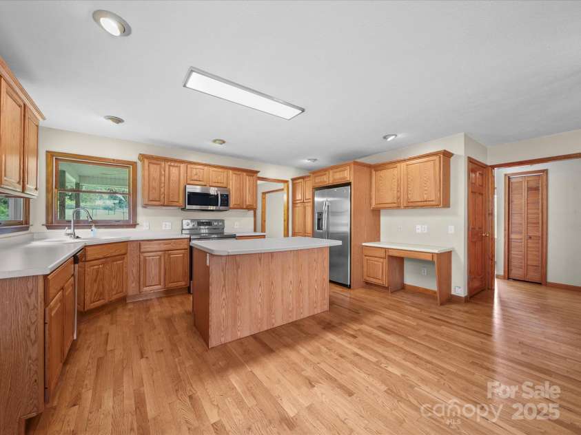 2360 Hounds Way, Hickory, NC 28601.  MLS# CAR4292034, YatesRealty ID 33512. Entertainers kitchen