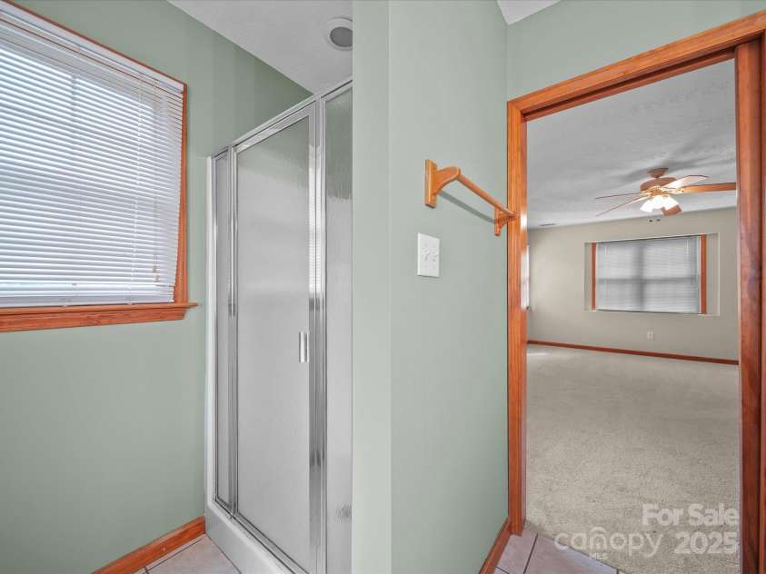 2360 Hounds Way, Hickory, NC 28601.  MLS# CAR4292034, YatesRealty ID 33512. Primary bath
