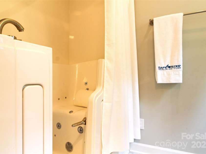 123 Gold Run Court, Kings Mountain, NC 28086.  MLS# CAR4271482, YatesRealty ID 33513. 