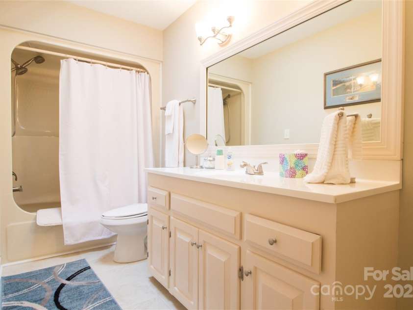 123 Gold Run Court, Kings Mountain, NC 28086.  MLS# CAR4271482, YatesRealty ID 33513. Upstairs bathroom
