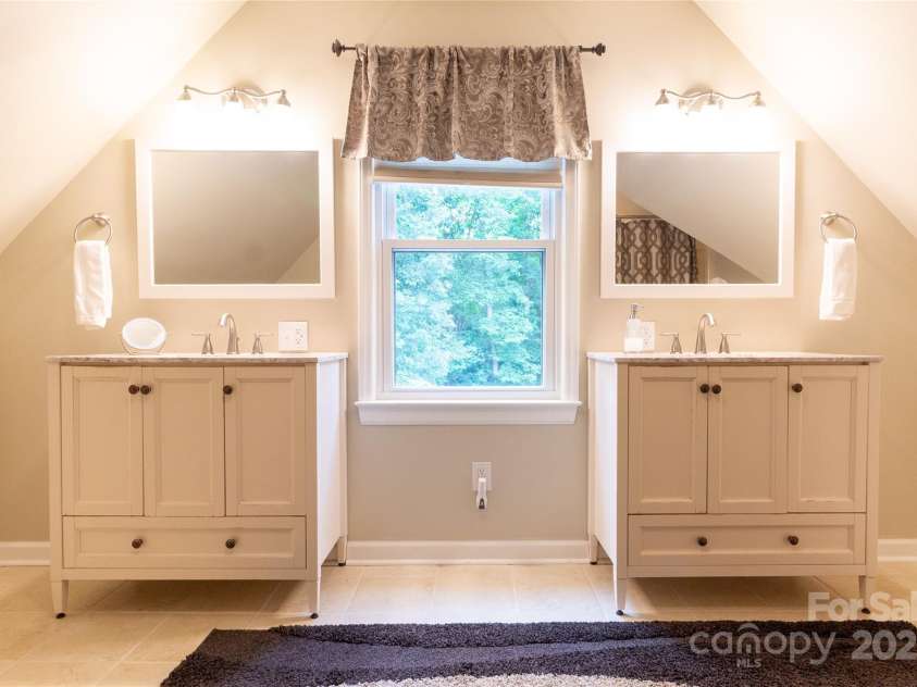 123 Gold Run Court, Kings Mountain, NC 28086.  MLS# CAR4271482, YatesRealty ID 33513. Upstairs master bath