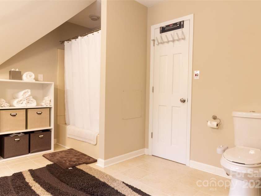 123 Gold Run Court, Kings Mountain, NC 28086.  MLS# CAR4271482, YatesRealty ID 33513. Upstairs master bath