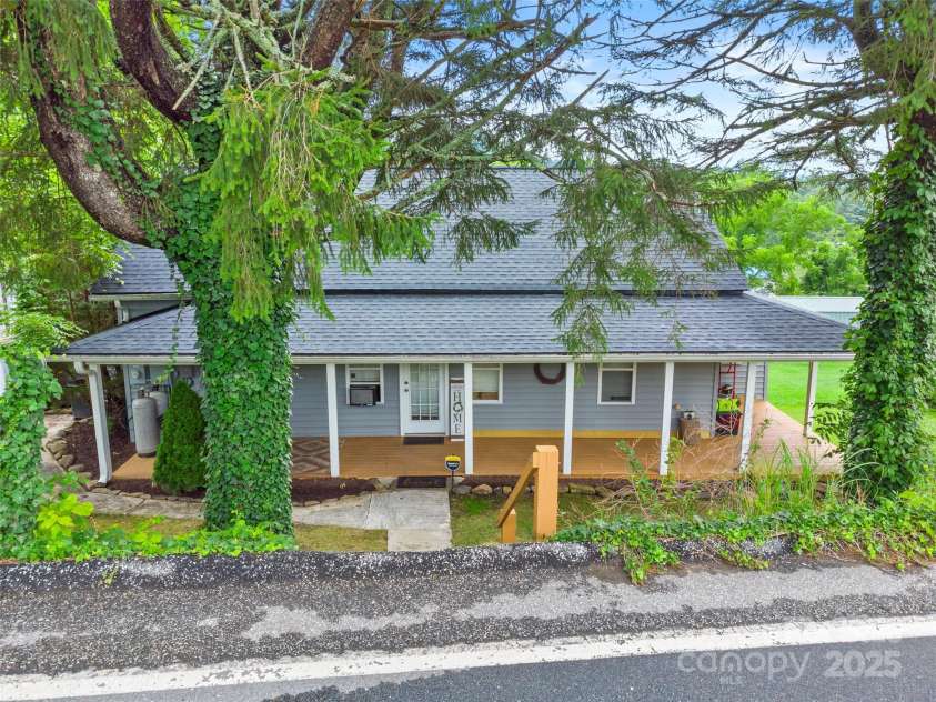 598 Summit Avenue, Spruce Pine, NC 28777.  MLS# CAR4288581, YatesRealty ID 33514. 