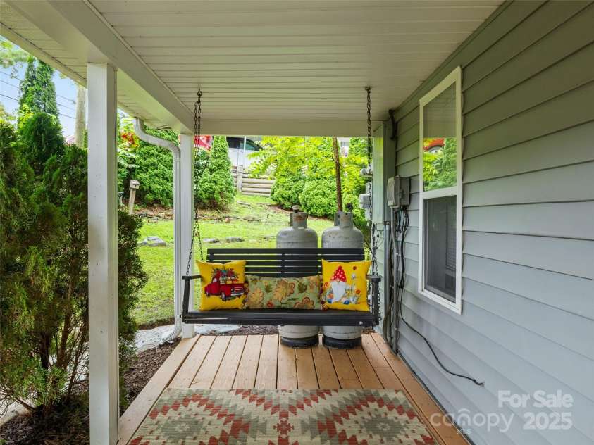 598 Summit Avenue, Spruce Pine, NC 28777.  MLS# CAR4288581, YatesRealty ID 33514. 