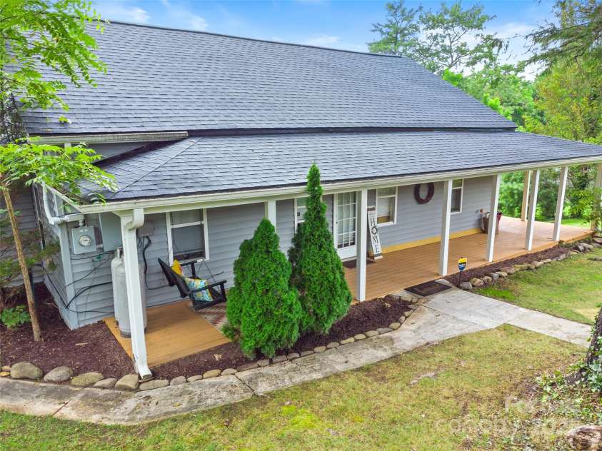 598 Summit Avenue, Spruce Pine, NC 28777.  MLS# CAR4288581, YatesRealty ID 33514. 