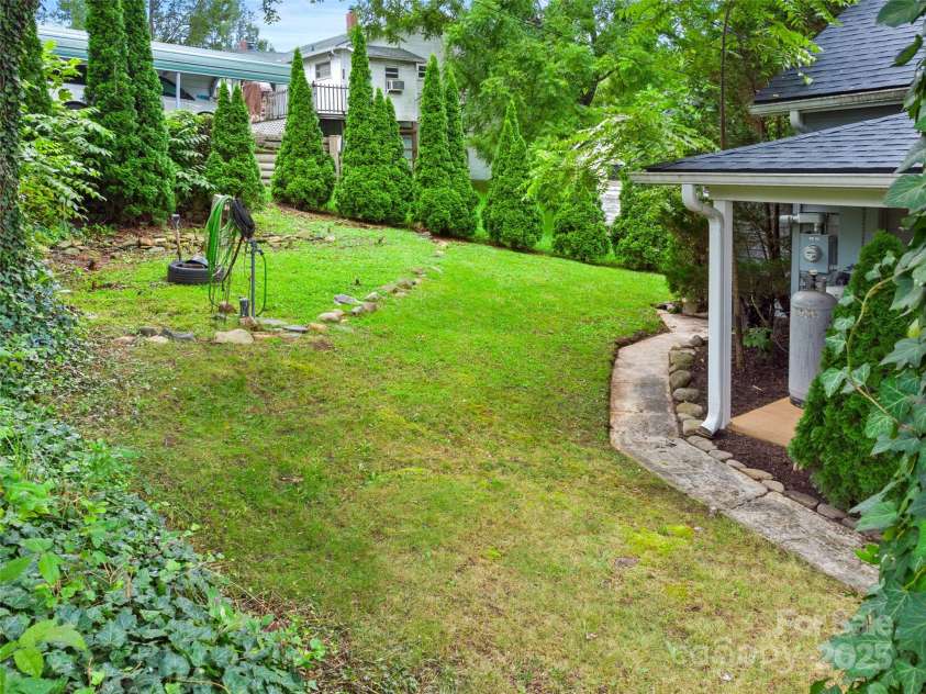 598 Summit Avenue, Spruce Pine, NC 28777.  MLS# CAR4288581, YatesRealty ID 33514. 