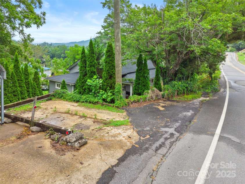 598 Summit Avenue, Spruce Pine, NC 28777.  MLS# CAR4288581, YatesRealty ID 33514. 