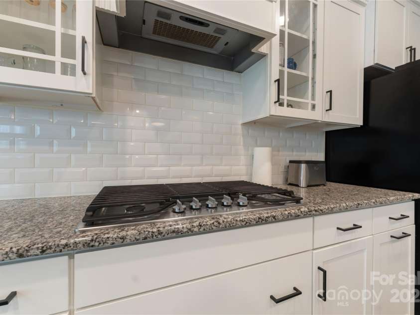 1906 Pensco Pond Court, Waxhaw, NC 28173.  MLS# CAR4266619, YatesRealty ID 33515. Gas Stove