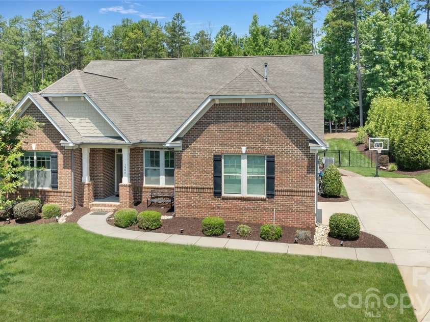 1906 Pensco Pond Court, Waxhaw, NC 28173.  MLS# CAR4266619, YatesRealty ID 33515. Large Driveway