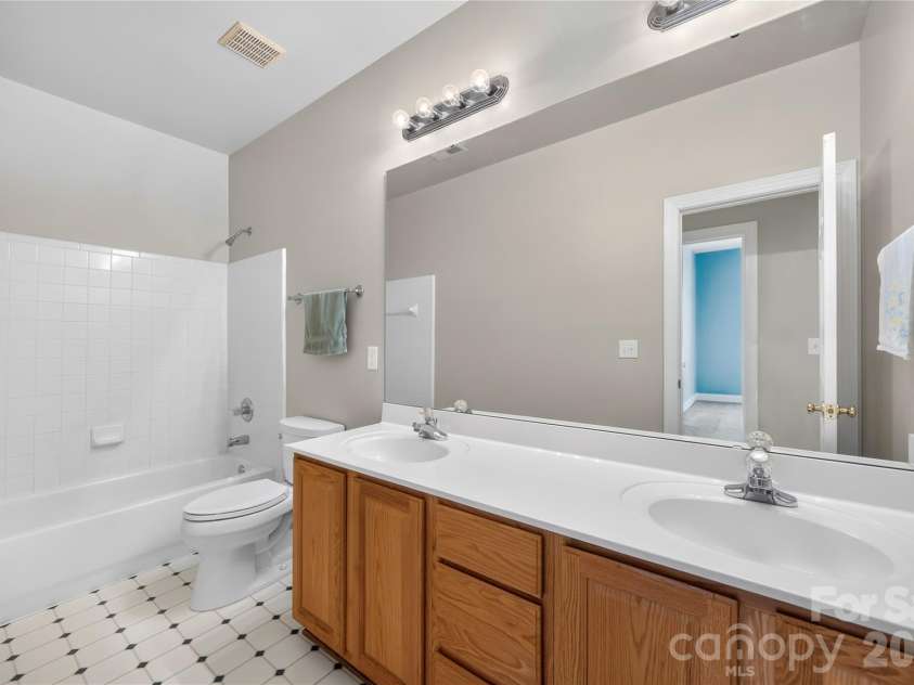 121 Morrows Ridge Lane, Mooresville, NC 28117.  MLS# CAR4381305, YatesRealty ID 33518. 