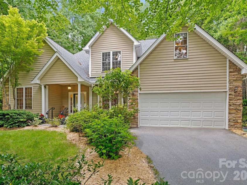 36 Poplar Creek Drive, Asheville, NC 28805.  MLS# CAR4394162, YatesRealty ID 33519. 