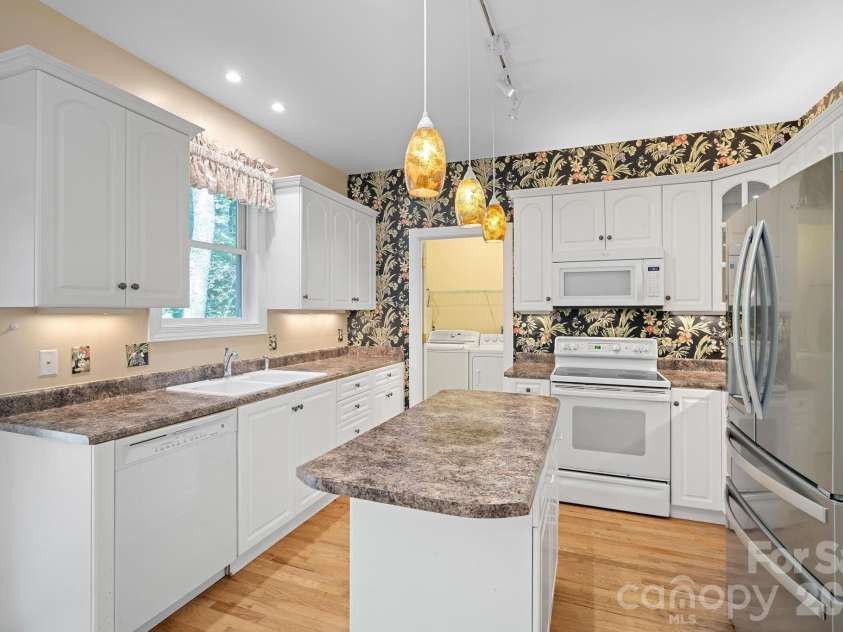 36 Poplar Creek Drive, Asheville, NC 28805.  MLS# CAR4394162, YatesRealty ID 33519. 