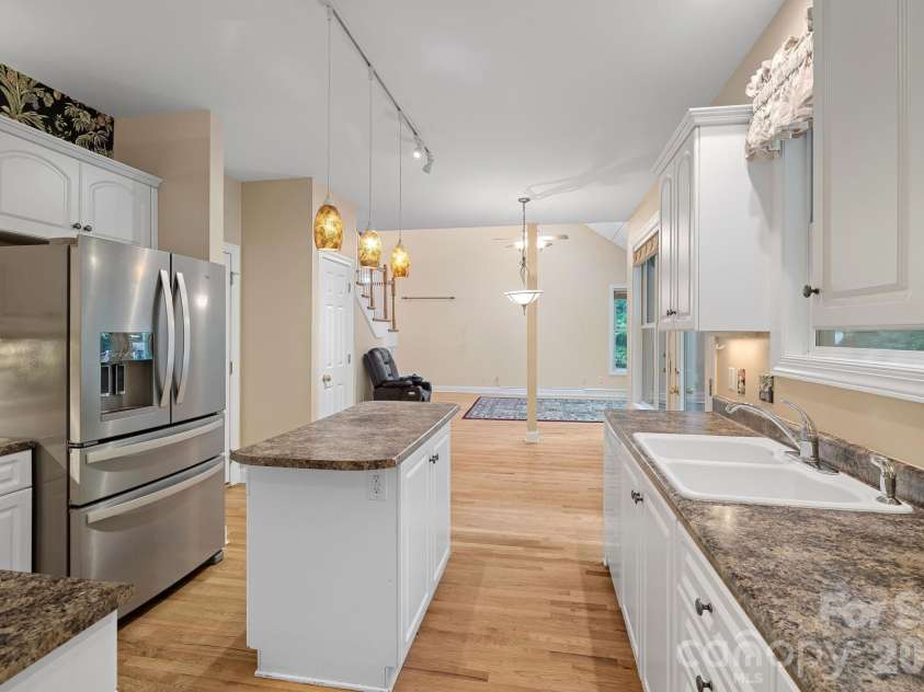 36 Poplar Creek Drive, Asheville, NC 28805.  MLS# CAR4394162, YatesRealty ID 33519. 