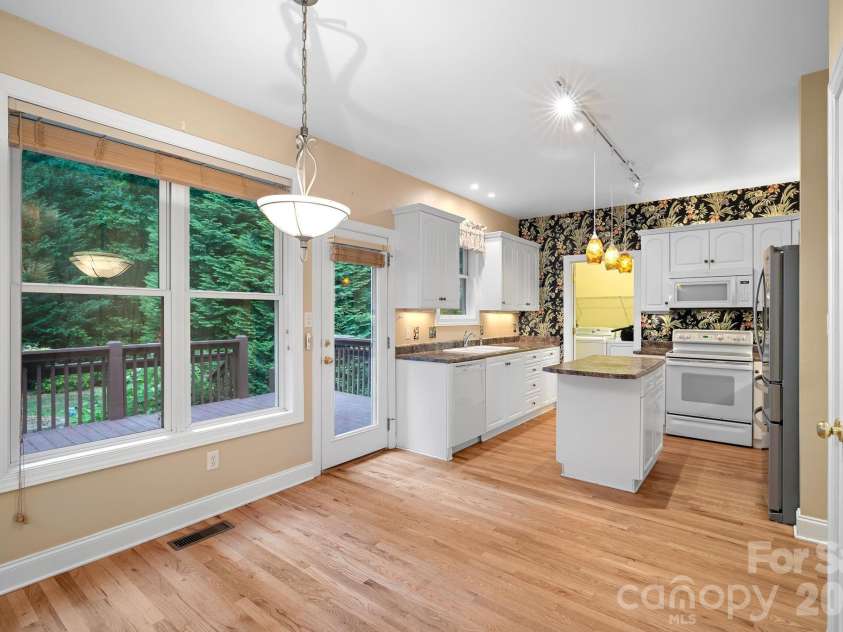 36 Poplar Creek Drive, Asheville, NC 28805.  MLS# CAR4394162, YatesRealty ID 33519. 