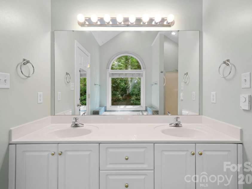 36 Poplar Creek Drive, Asheville, NC 28805.  MLS# CAR4394162, YatesRealty ID 33519. 
