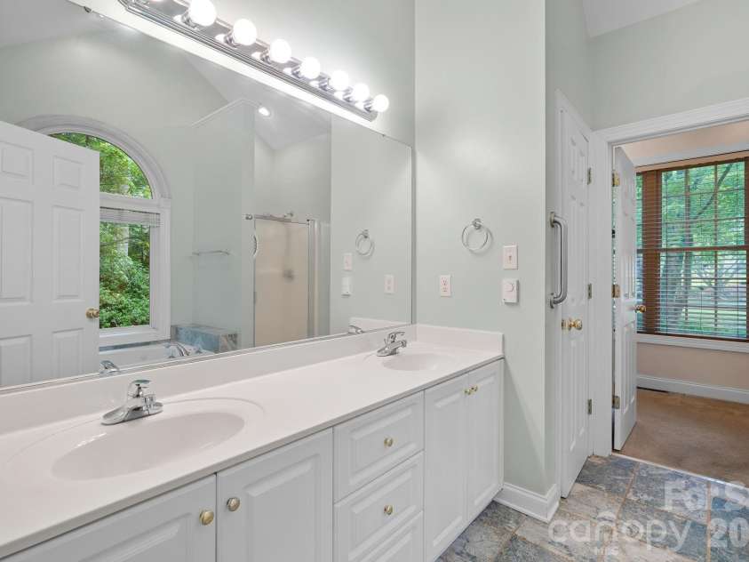 36 Poplar Creek Drive, Asheville, NC 28805.  MLS# CAR4394162, YatesRealty ID 33519. 