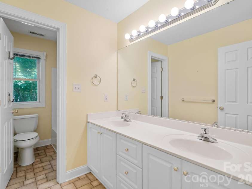 36 Poplar Creek Drive, Asheville, NC 28805.  MLS# CAR4394162, YatesRealty ID 33519. 