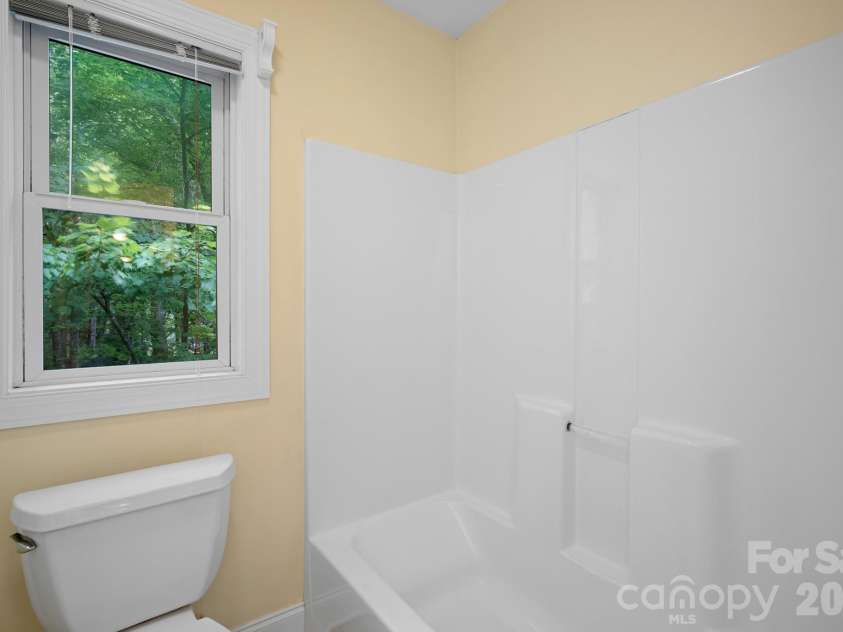 36 Poplar Creek Drive, Asheville, NC 28805.  MLS# CAR4394162, YatesRealty ID 33519. 