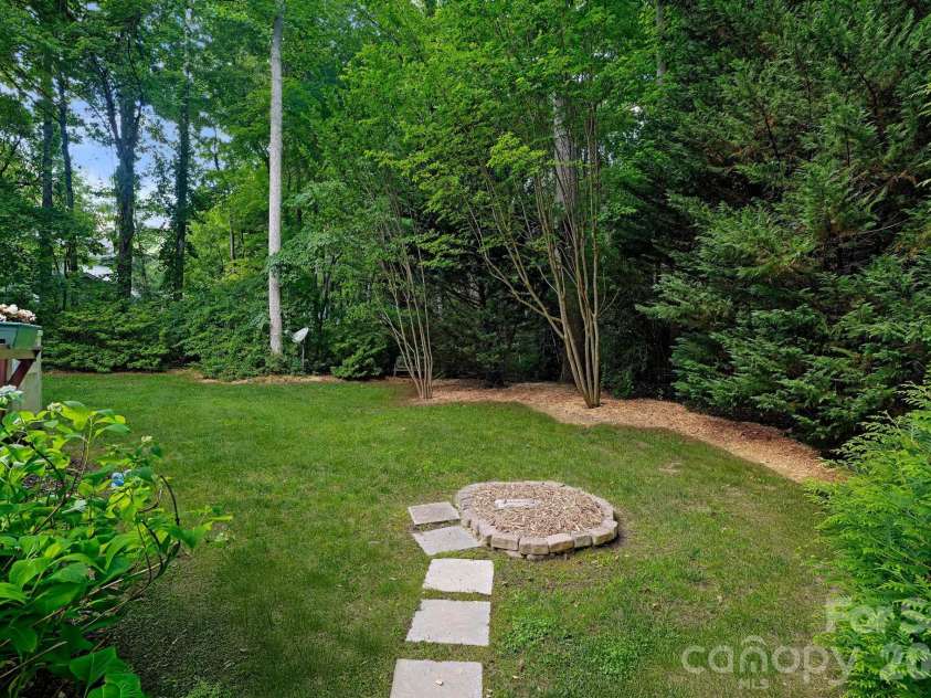 36 Poplar Creek Drive, Asheville, NC 28805.  MLS# CAR4394162, YatesRealty ID 33519. 