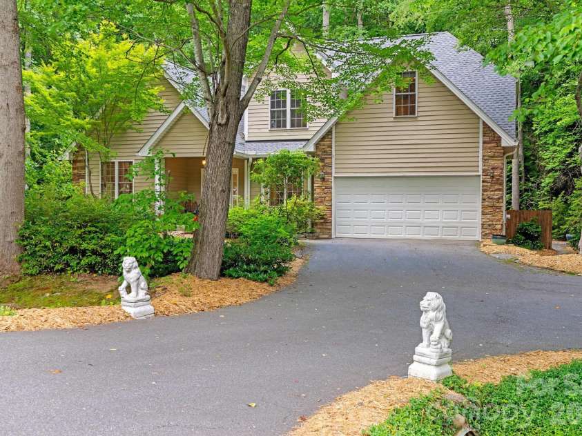 36 Poplar Creek Drive, Asheville, NC 28805.  MLS# CAR4394162, YatesRealty ID 33519. 