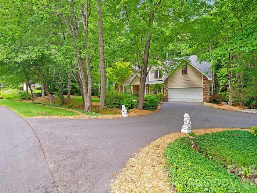 36 Poplar Creek Drive, Asheville, NC 28805.  MLS# CAR4394162, YatesRealty ID 33519. 