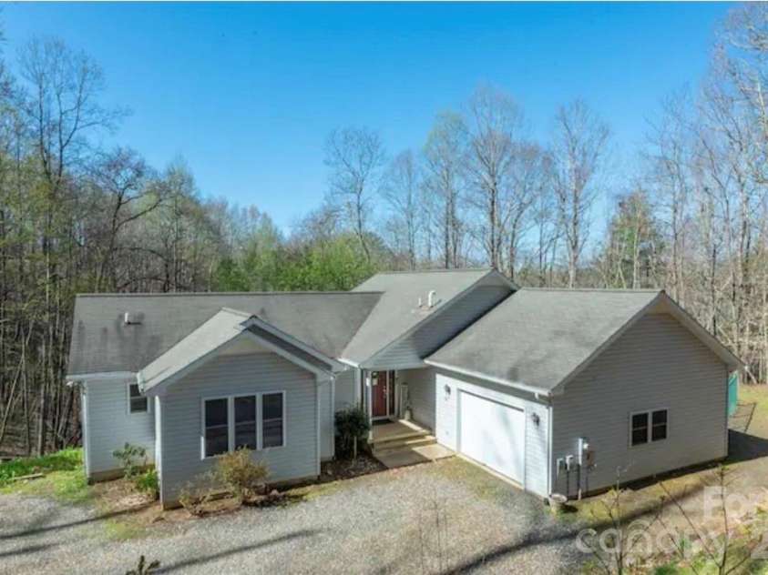 269 Woodstock Drive, Burnsville, NC 28714.  MLS# CAR4340301, YatesRealty ID 3352. 