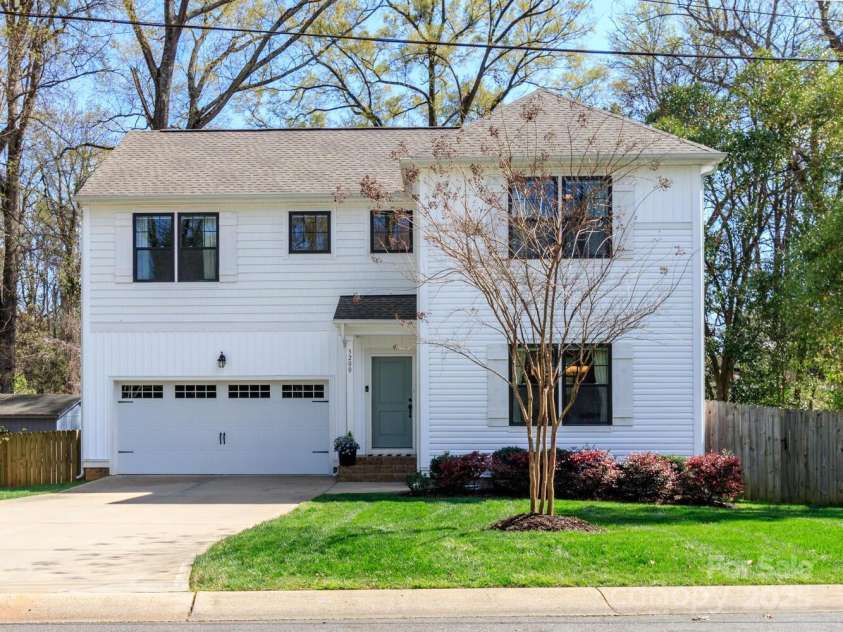 3200 Cosby Place, Charlotte, NC 28205.  MLS# CAR4239425, YatesRealty ID 3352. 3200 Cosby Place, convenient location.