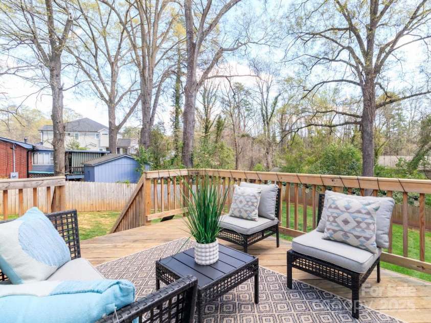 3200 Cosby Place, Charlotte, NC 28205.  MLS# CAR4239425, YatesRealty ID 3352. Beautiful spacious back yard