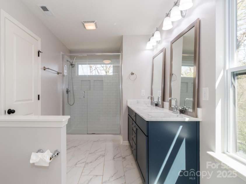 3200 Cosby Place, Charlotte, NC 28205.  MLS# CAR4239425, YatesRealty ID 3352. Large primary bathroom
