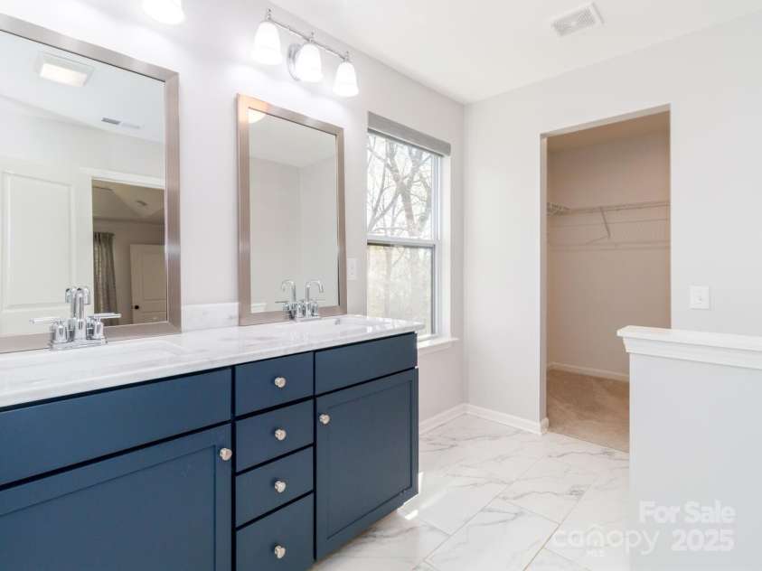 3200 Cosby Place, Charlotte, NC 28205.  MLS# CAR4239425, YatesRealty ID 3352. Large walk in closet