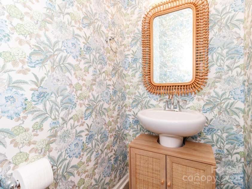 3200 Cosby Place, Charlotte, NC 28205.  MLS# CAR4239425, YatesRealty ID 3352. Powder room