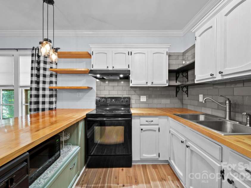 408 Woodlawn Avenue, Cramerton, NC 28032.  MLS# CAR4302545, YatesRealty ID 3352. 