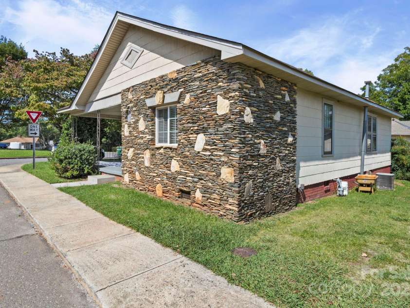 408 Woodlawn Avenue, Cramerton, NC 28032.  MLS# CAR4302545, YatesRealty ID 3352. 