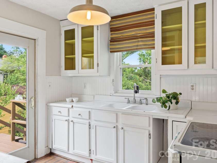 21 Clemmons Street, Asheville, NC 28801.  MLS# CAR4394613, YatesRealty ID 33521. So inviting