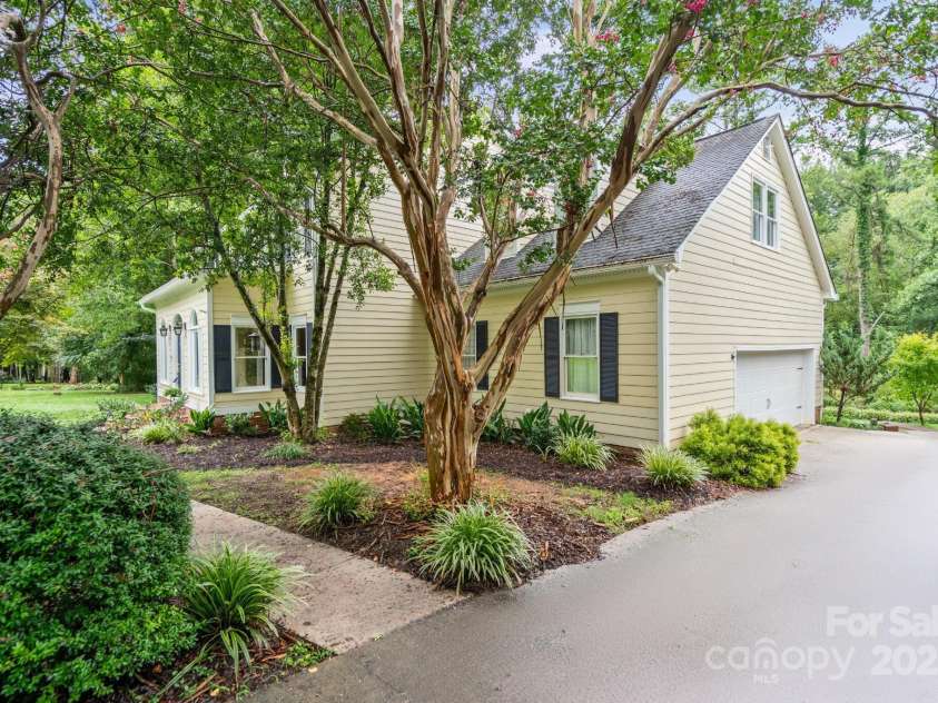 1112 Carole Court, Matthews, NC 28104.  MLS# CAR4274714, YatesRealty ID 33522. 
