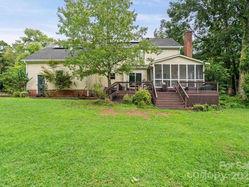 1112 Carole Court, Matthews, NC 28104.  MLS# CAR4274714, YatesRealty ID 33522. 