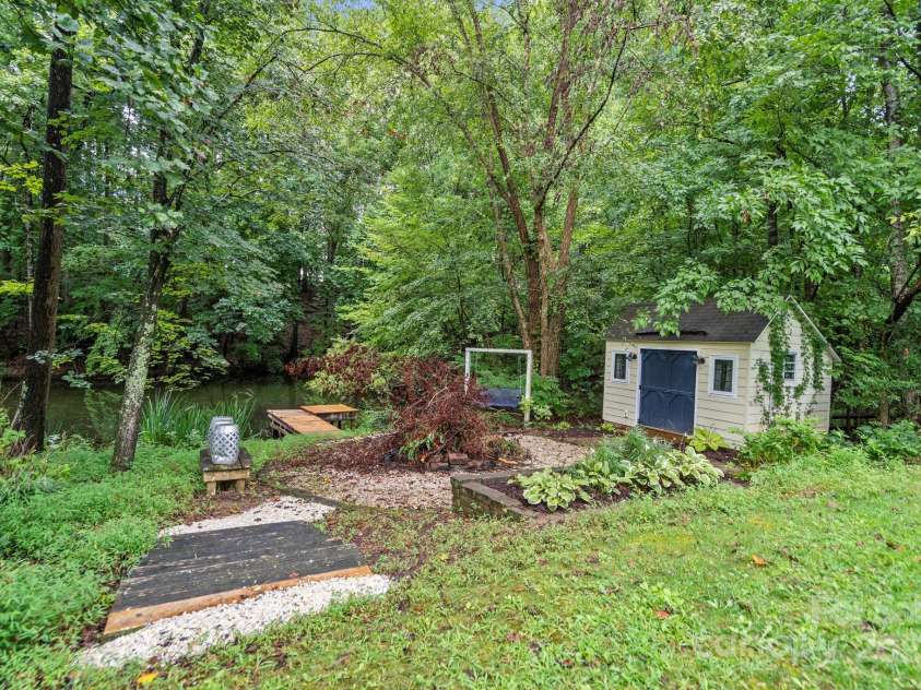 1112 Carole Court, Matthews, NC 28104.  MLS# CAR4274714, YatesRealty ID 33522. 