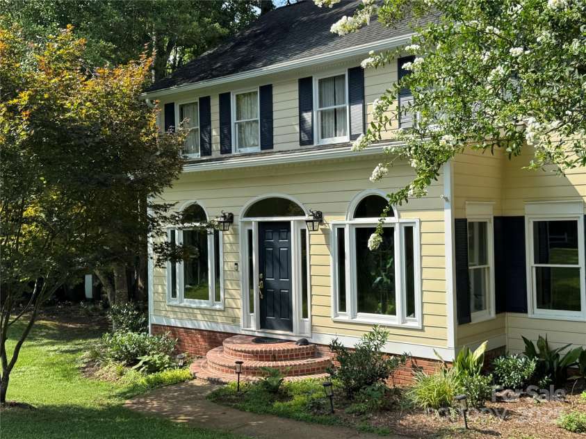 1112 Carole Court, Matthews, NC 28104.  MLS# CAR4274714, YatesRealty ID 33522. Exterior Front