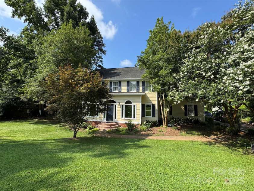 1112 Carole Court, Matthews, NC 28104.  MLS# CAR4274714, YatesRealty ID 33522. Exterior Front
