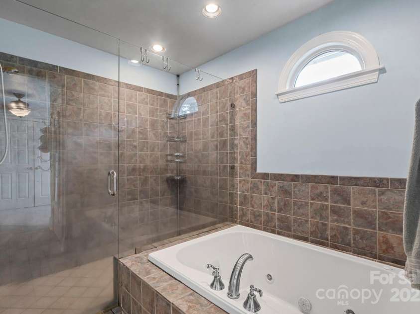 1112 Carole Court, Matthews, NC 28104.  MLS# CAR4274714, YatesRealty ID 33522. Primary Bathroom