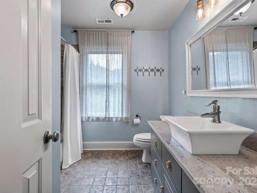 1112 Carole Court, Matthews, NC 28104.  MLS# CAR4274714, YatesRealty ID 33522. Upstairs full bathroom