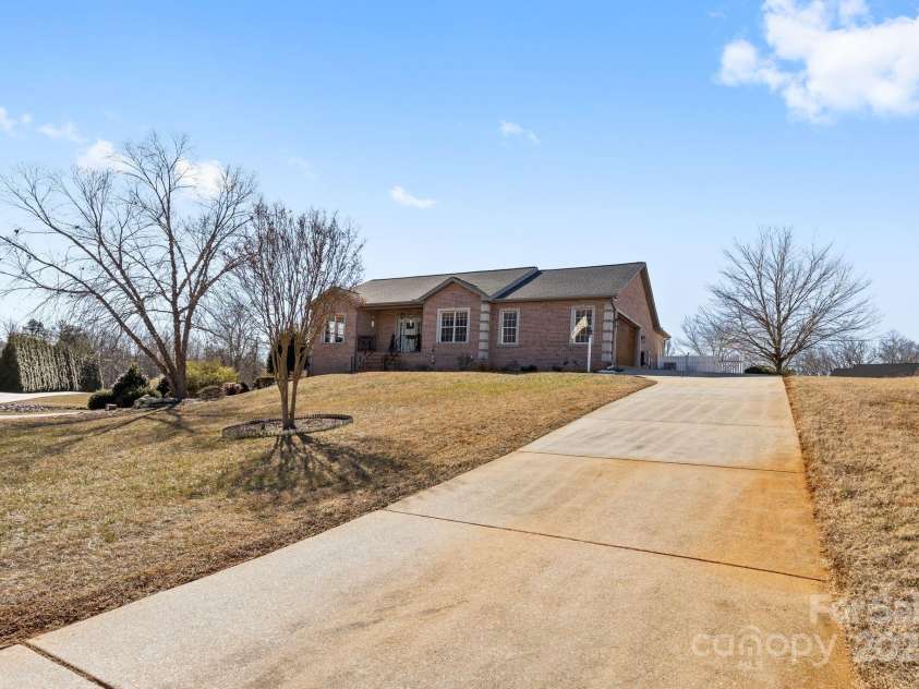 150 Heathrow Lane, Statesville, NC 28677.  MLS# CAR4286345, YatesRealty ID 33524. 