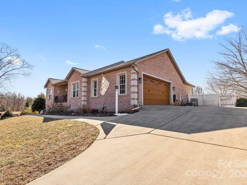 150 Heathrow Lane, Statesville, NC 28677.  MLS# CAR4286345, YatesRealty ID 33524. 