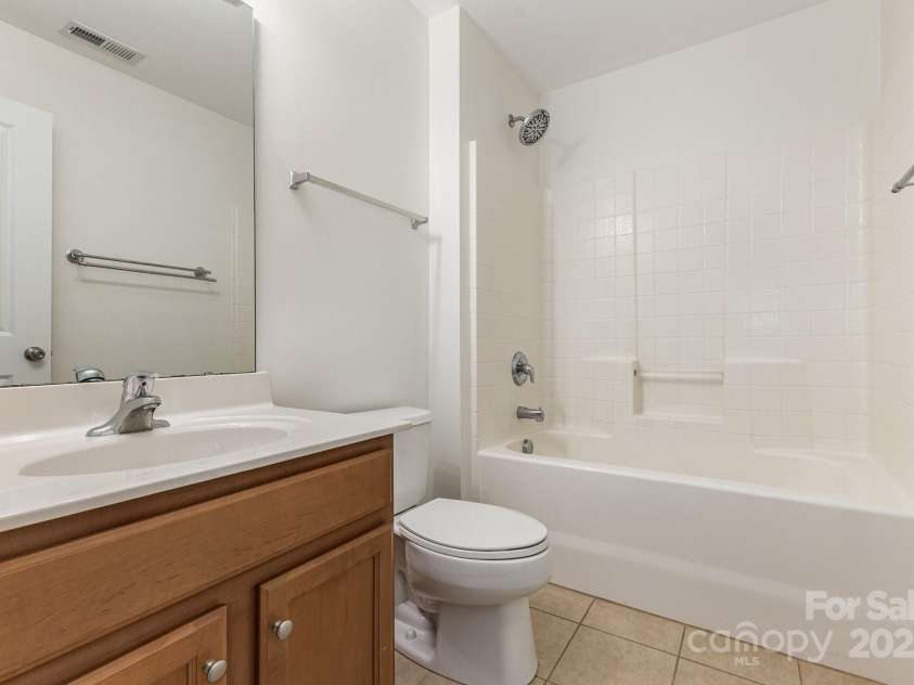 10120 Roosevelt Drive, Huntersville, NC 28078.  MLS# CAR4271359, YatesRealty ID 33526. 2nd Upper Floor Bathroom