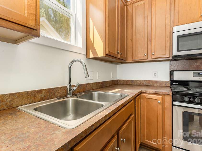 10120 Roosevelt Drive, Huntersville, NC 28078.  MLS# CAR4271359, YatesRealty ID 33526. Ample cabinet space