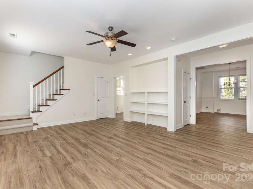 10120 Roosevelt Drive, Huntersville, NC 28078.  MLS# CAR4271359, YatesRealty ID 33526. Large Great Room with Built-ins