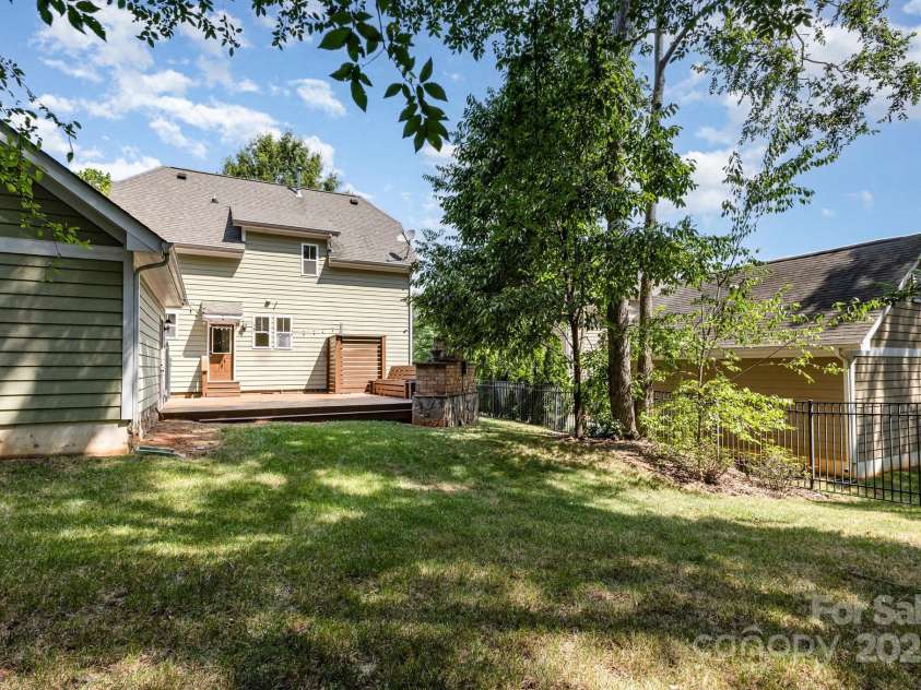 10120 Roosevelt Drive, Huntersville, NC 28078.  MLS# CAR4271359, YatesRealty ID 33526. Large Private yard