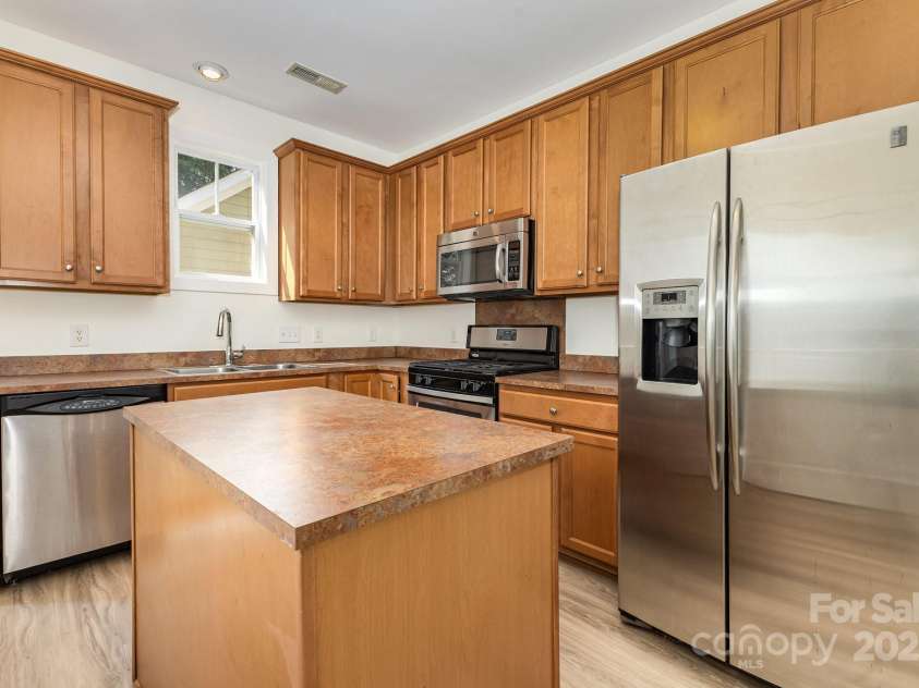 10120 Roosevelt Drive, Huntersville, NC 28078.  MLS# CAR4271359, YatesRealty ID 33526. Stainless Steel Appliances with Island