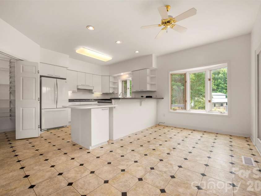 441 Lower Ridgeview Road, Columbus, NC 28722.  MLS# CAR4397784, YatesRealty ID 33527. 