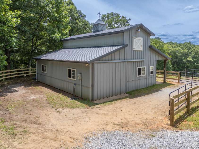 441 Lower Ridgeview Road, Columbus, NC 28722.  MLS# CAR4397784, YatesRealty ID 33527. 
